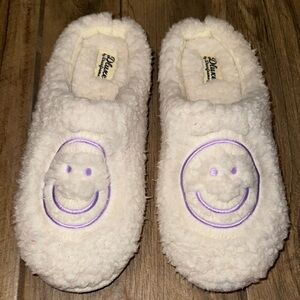 Luxe Kids White and Purple Fuzzy Slippers